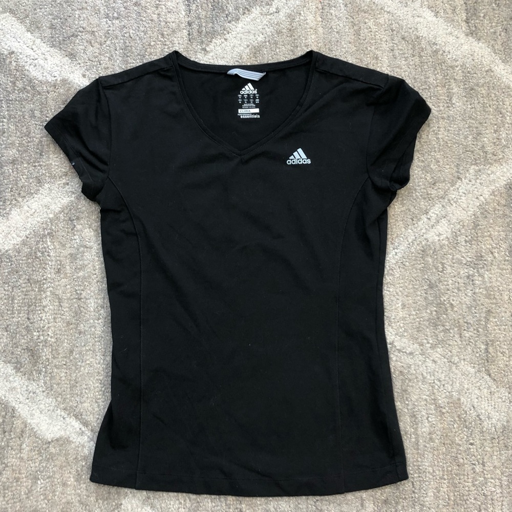 💘 Adidas Athletic T-shirt - v-neck